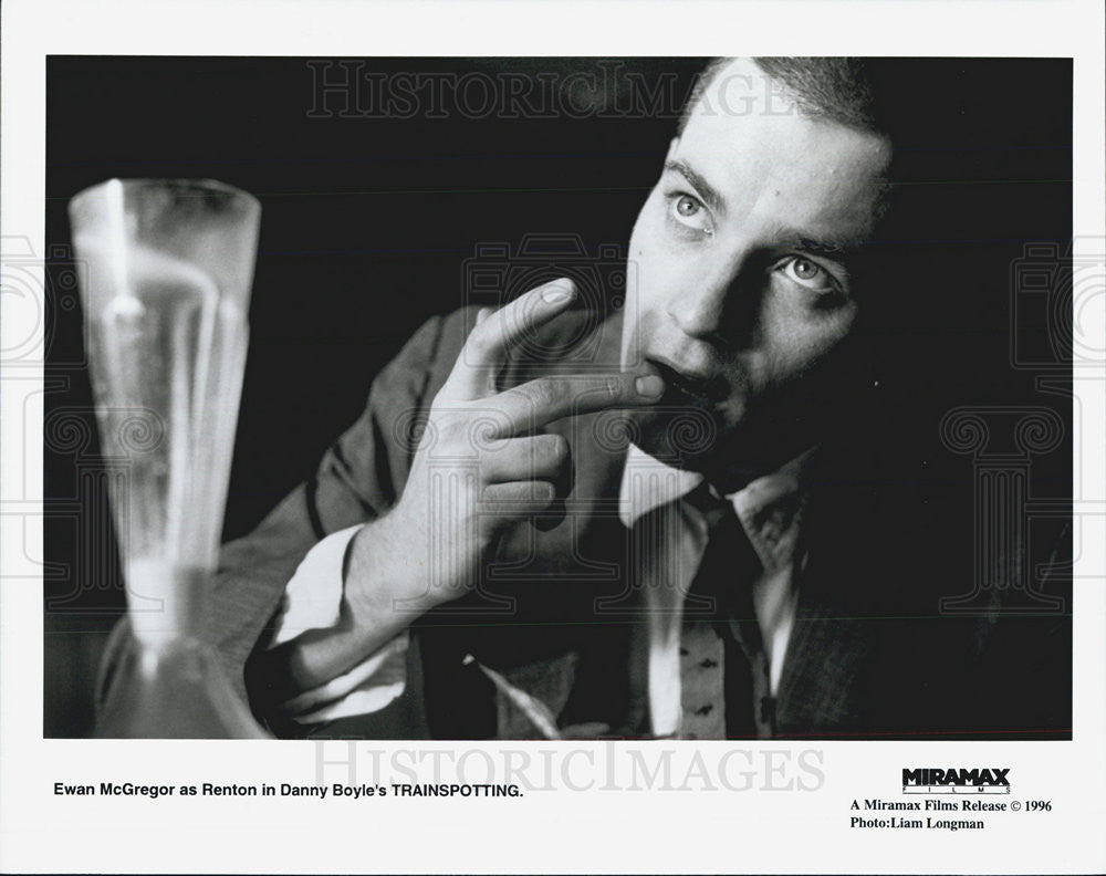 1996 Press Photo COPY Ewan McGregor As Renton Rubs Lips In Train Spotting - Historic Images