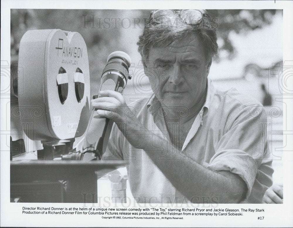 1982 Press Photo Director Richard Donner on set of &quot;The Toy&quot; - Historic Images