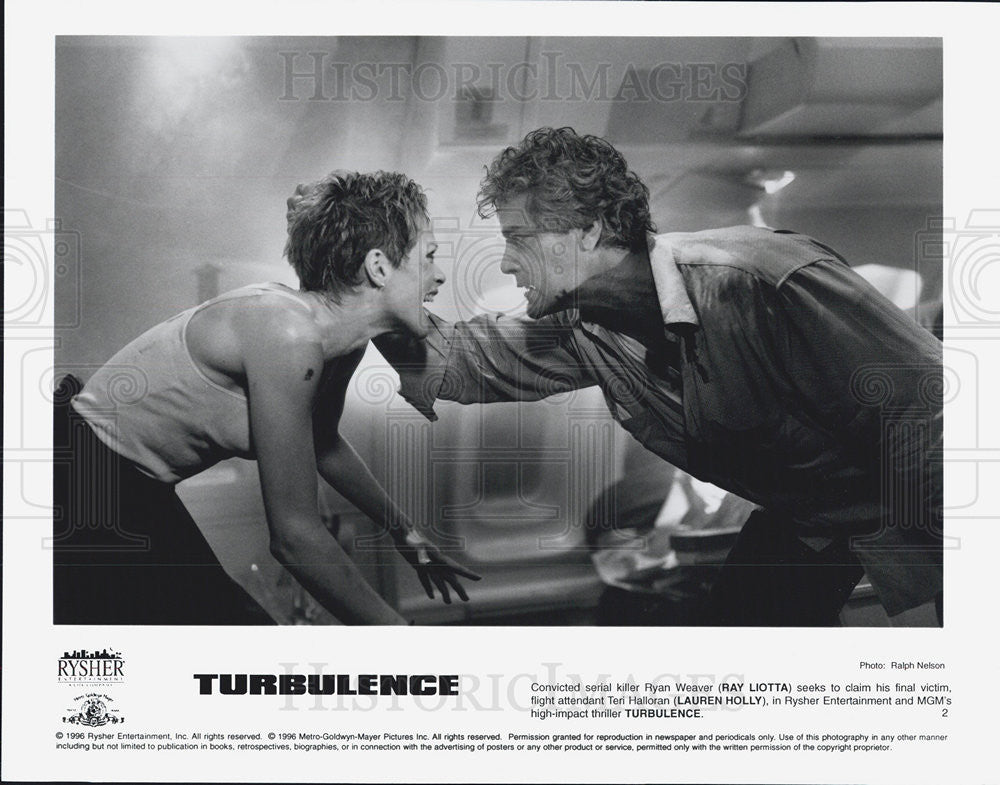 1996 Press Photo Lauren Holly with Ray Liotta actors in Turbulence - Historic Images