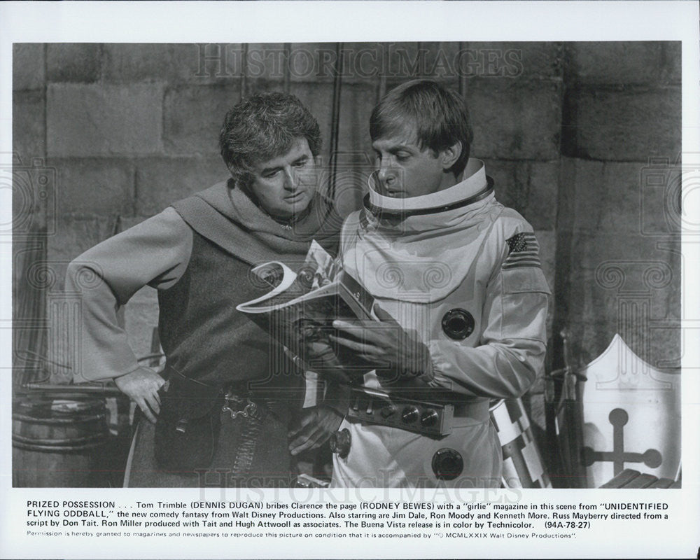 1979 Press Photo Dennis Dugan Rodney Bewes Actor Unidentified Flying Oddball - Historic Images