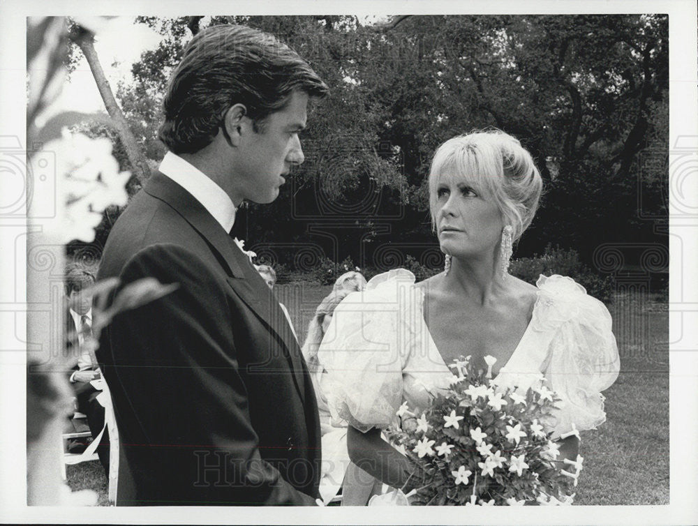 1985 Press Photo Actress Joam van Ark and actor Douglas Sheehan. - Historic Images