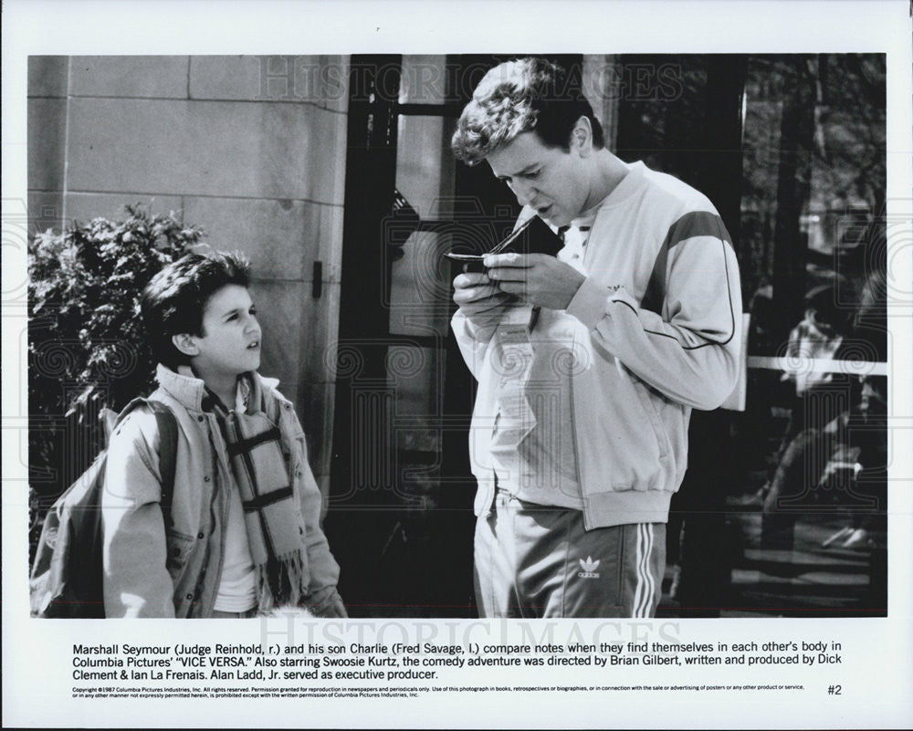 1987 Press Photo Fred Savage & Judge Reinhold in "Vice Versa." - Historic Images