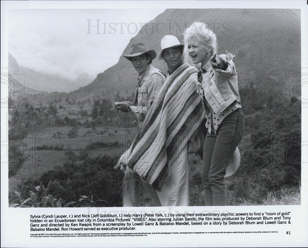 1988 Press Photo Cyndi Lauper, Jeff Goldblum &amp; Peter Falk in &quot;Vibes.&quot; - Historic Images