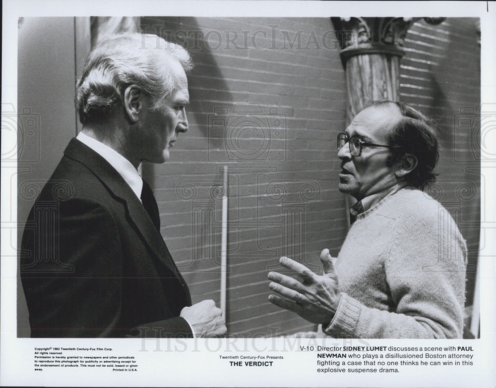 Press Photo of Directoe Siney Lumet discuss with Actor Paul Newman. - Historic Images