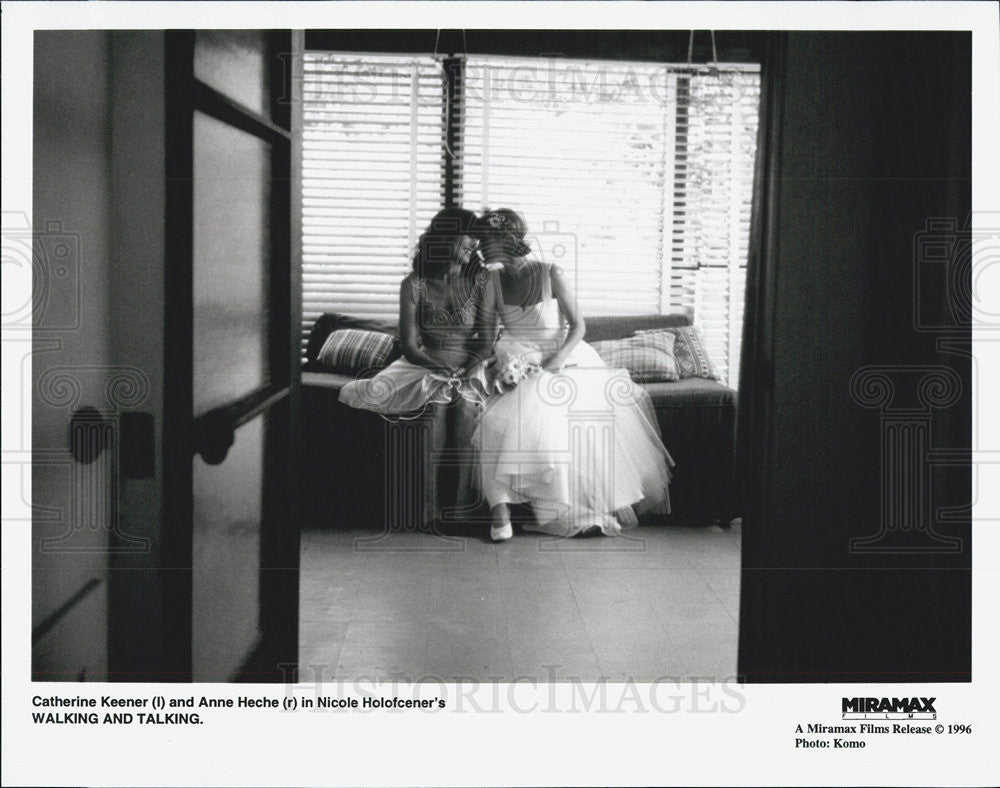 1996 Press Photo Catherine Keener, Anne Heche, Walking and Talking - Historic Images