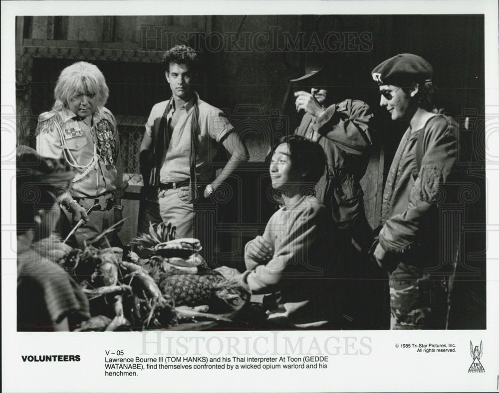 1985 Press Photo Actors Tom Hanks, Gedde Watanable Starring In &quot;Volunteers&quot; - Historic Images