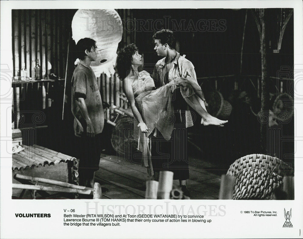 1985 Press Photo Actors Rita Wilson, Tom Hanks, Geddie Watanabe In &quot;Volunteers&quot; - Historic Images