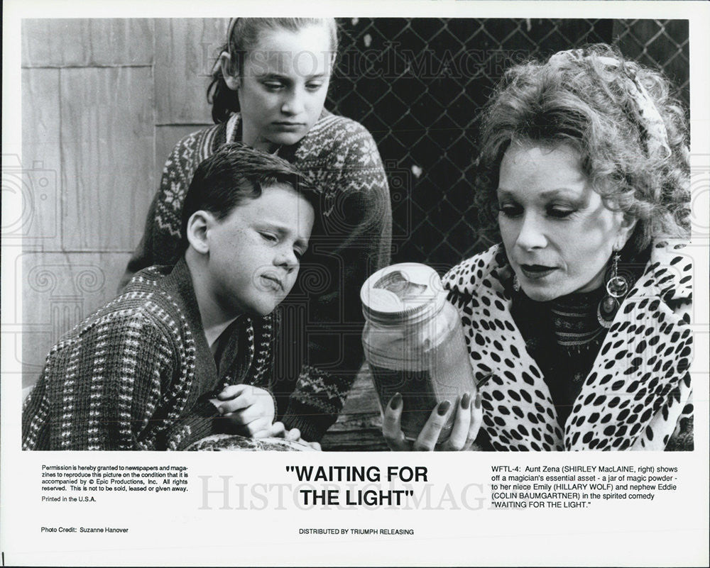 Press Photo Shirley MacLaine Hillary Wolf Colin Baumgartner Waiting For Light - Historic Images