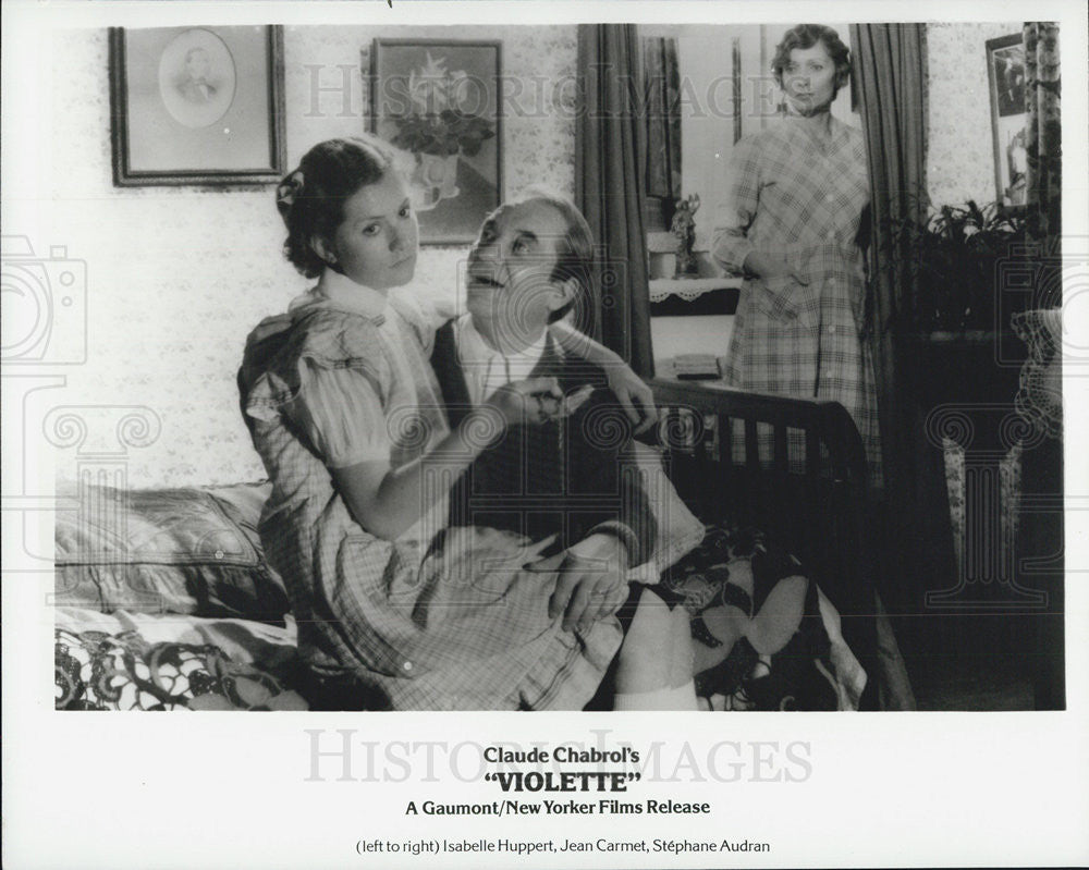 Press Photo Claude Charbol&#39;s Violet Isabelle Hupert sitting on older mans lap - Historic Images