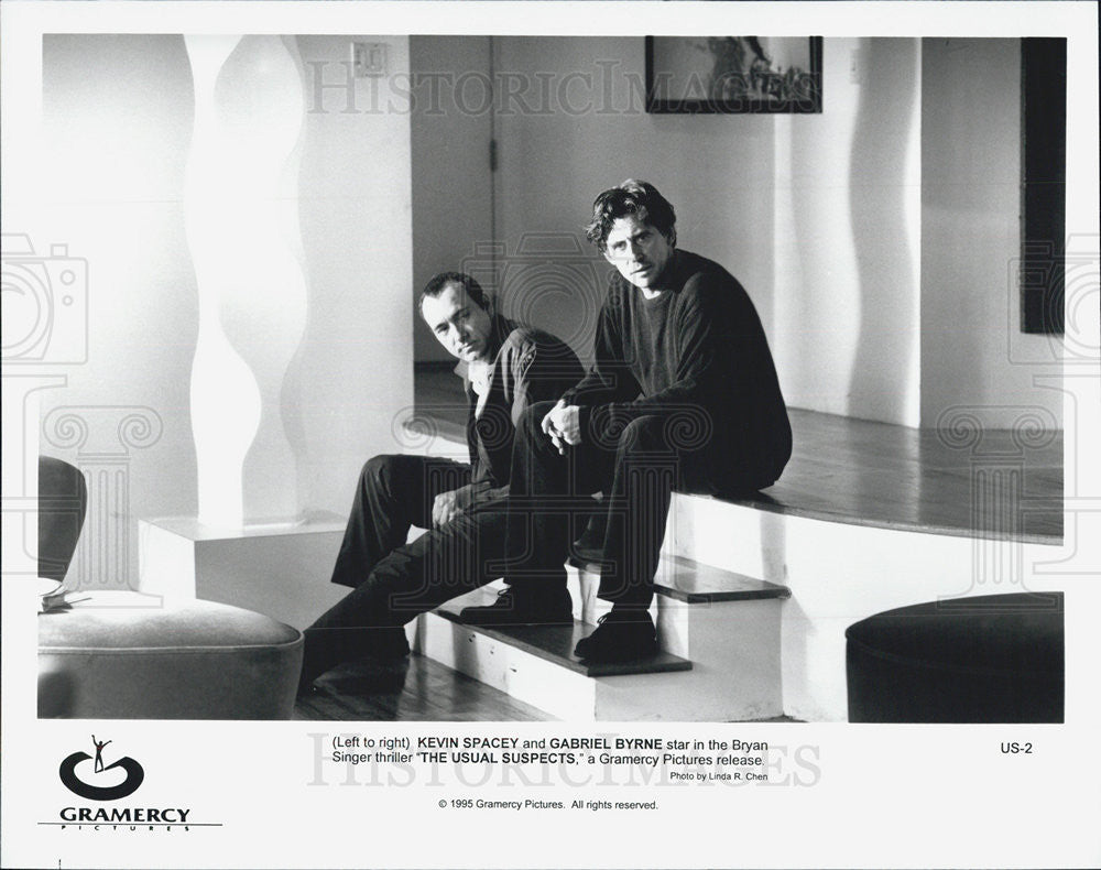 1995 Press Photo Actors Kevin Spacey And Garbriel Byrne In The Usual Suspects - Historic Images