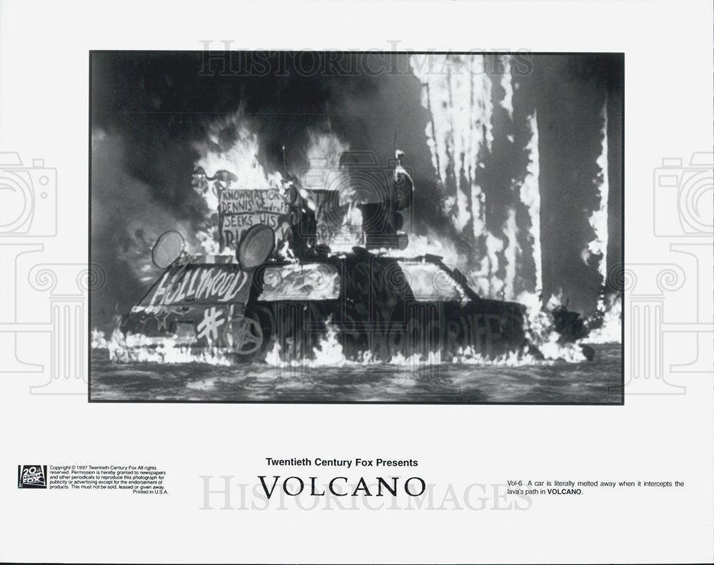 1997 Press Photo Car Melts In Lava Path In 20th Century Fox Movie Volcano - Historic Images