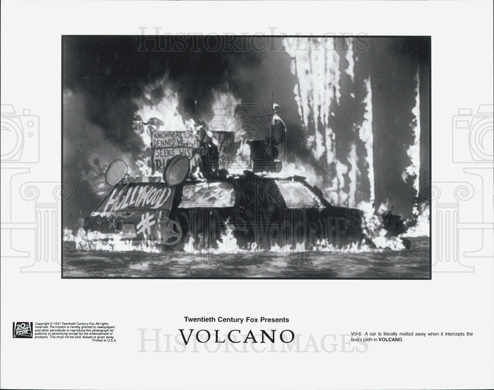 1997 Press Photo Car Melts Away In Lava Path In 20th Century Fox Movie Volcano - Historic Images