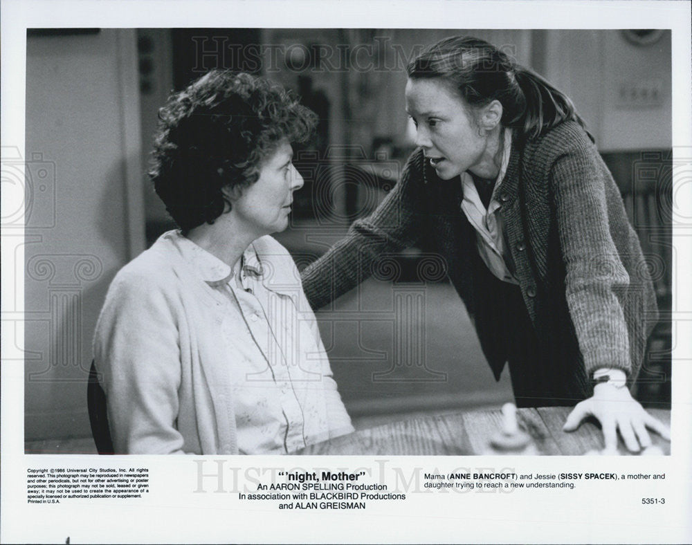 1988 Press Photo Actress Anne Bancroft and Sissy Spacek in Movie &#39;night, Mother - Historic Images