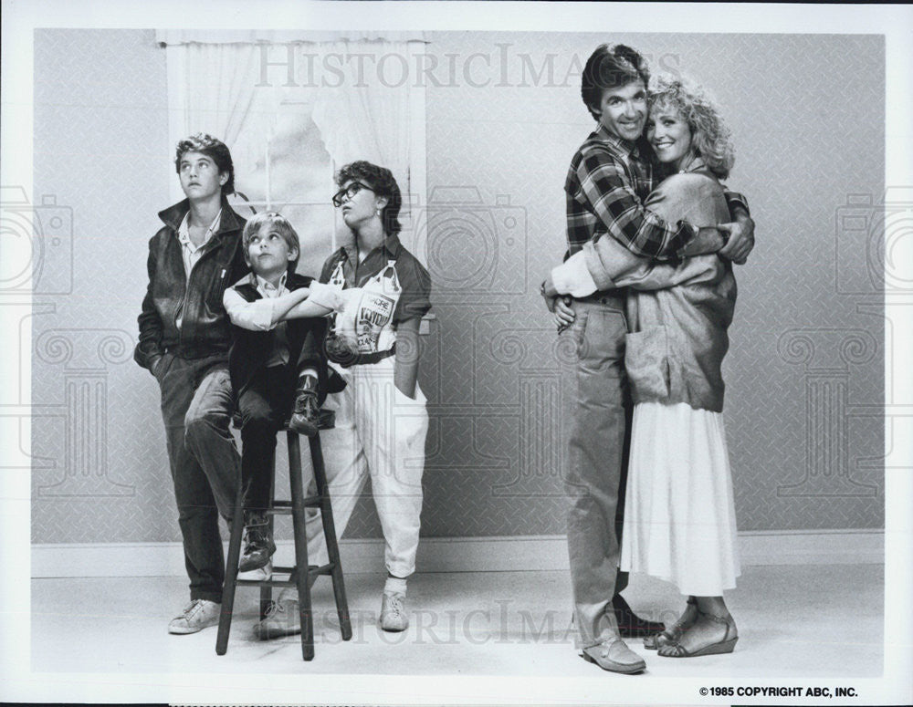 1985 Press Photo Kirk, Jeremy Miller, Tracey Gold, Alan Thicke &amp; Joanna Kerns - Historic Images