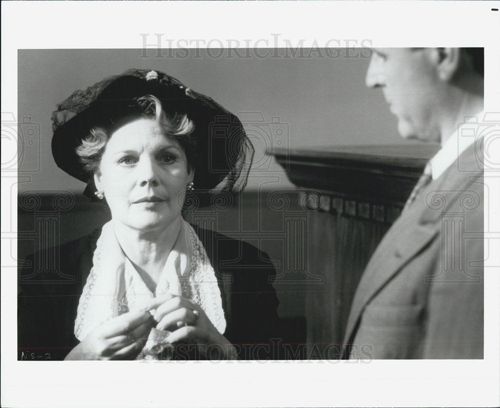 Press Photo A woman on stand with lawyer - Historic Images