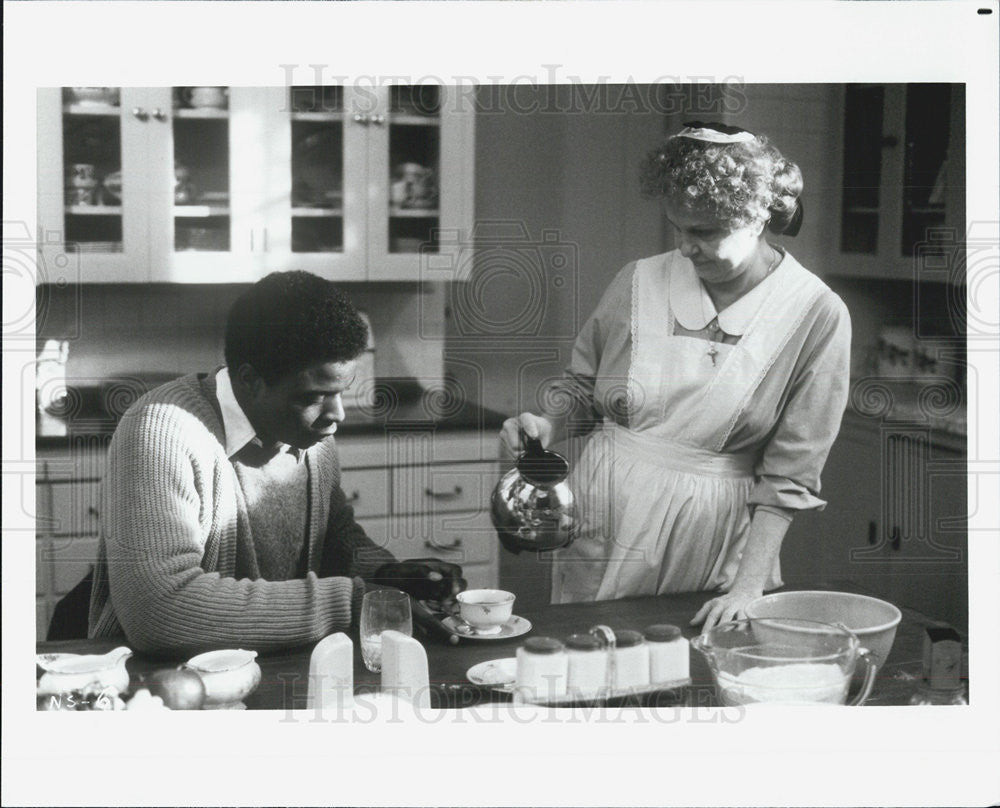 Press Photo Movie Scene Man &amp; Maid Kitchen Cooking Having Coffee Black &amp; White - Historic Images