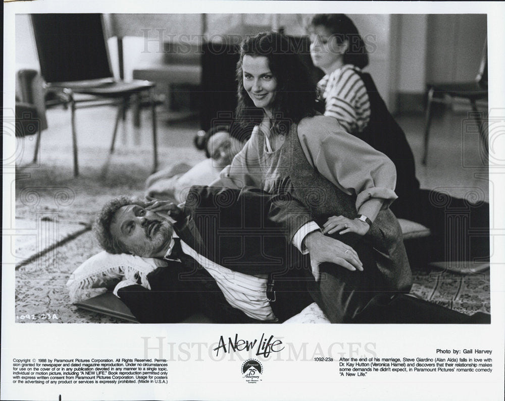 1988 Press Photo Alan Alda Falls In Love With Veronica Hamel In &quot;A New Life&quot;COPY - Historic Images