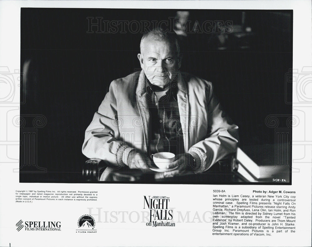1997 Press Photo Ian Holm Actor Crime Drama Film Night Falls Manhattan Movie - Historic Images