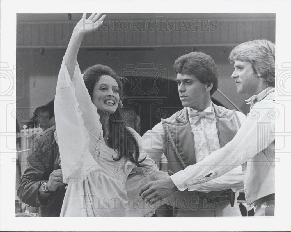 Press Photo man looks at woman waving movie - Historic Images