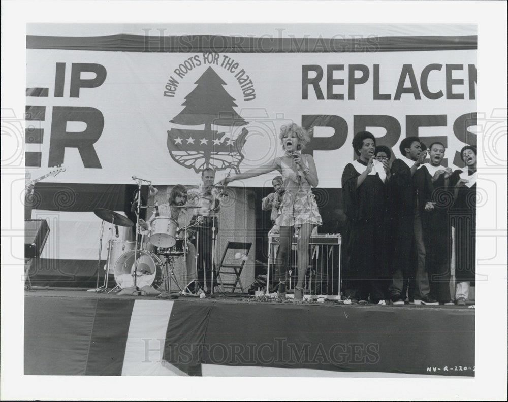 Press Photo woman singer movie New Roots for the Nation banner - Historic Images