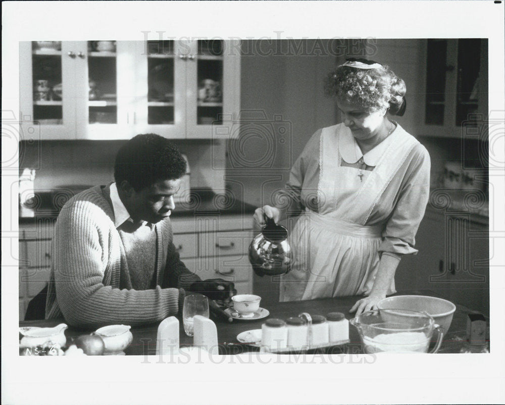 Press Photo black man woman serves coffee movie - Historic Images