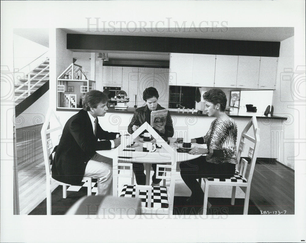 Press Photo Two men and a woman having coffee - Historic Images