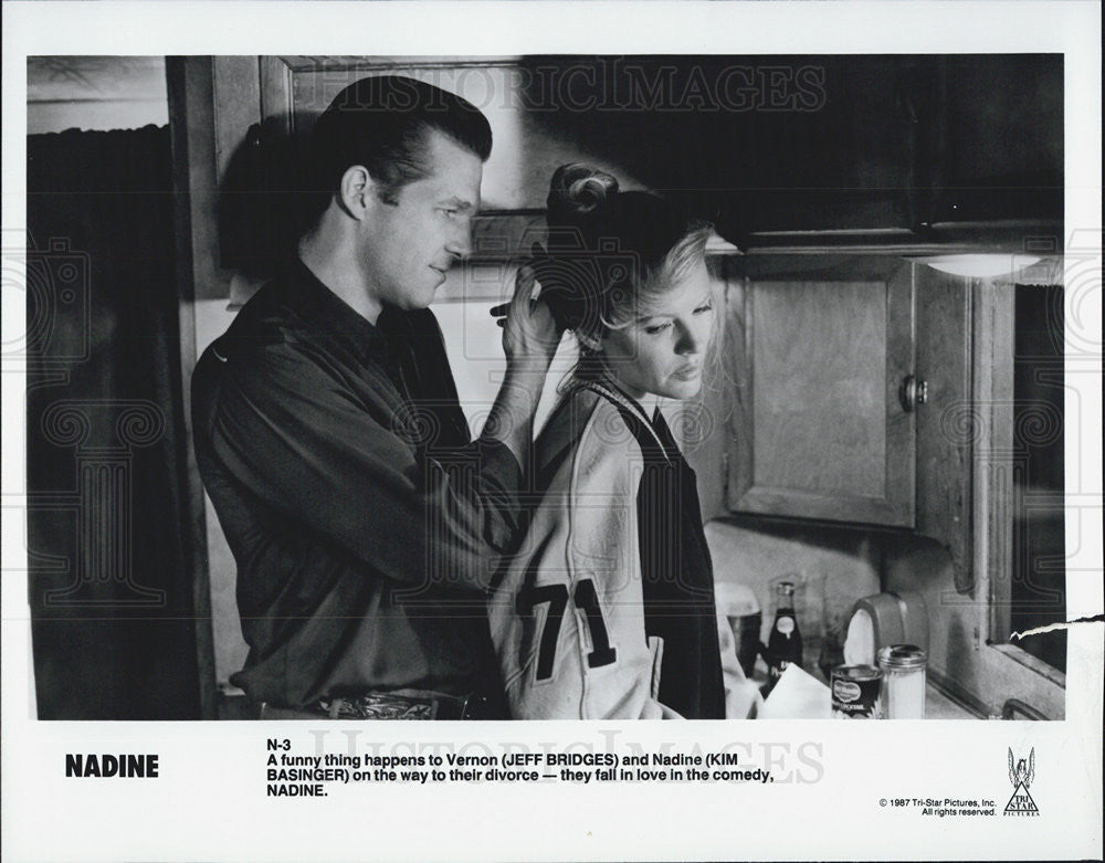 1987 Press Photo Jeff Bridges and Kim Basinger in &quot;Nadine&quot; - Historic Images