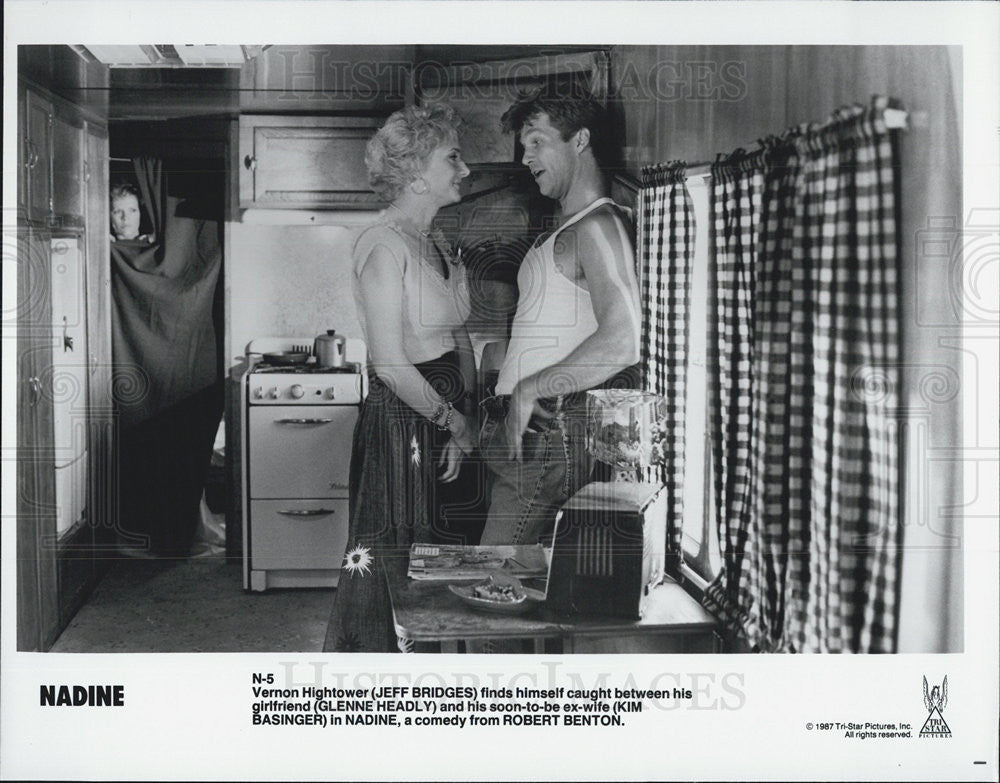 1987 Press Photo Jeff Bridges, Glenne Headly and Kim Basinger in &quot;Nadine&quot; - Historic Images