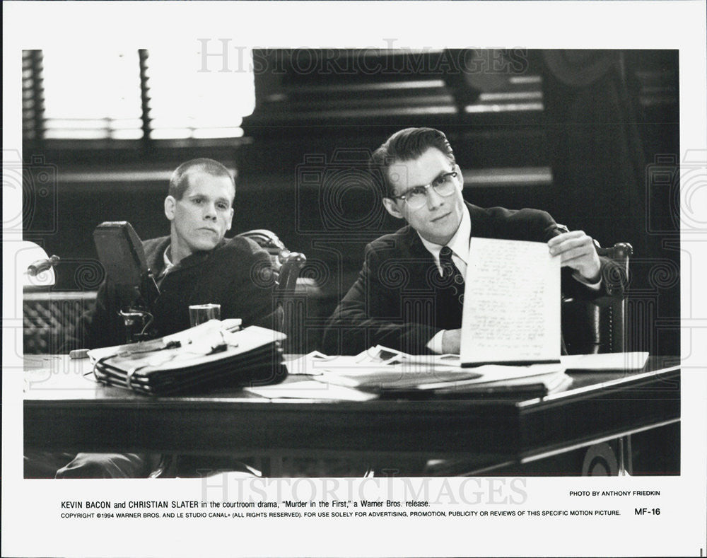 Press Photo Kevin Bacon and Christian Slater in &quot;Murder in the First&quot; - Historic Images