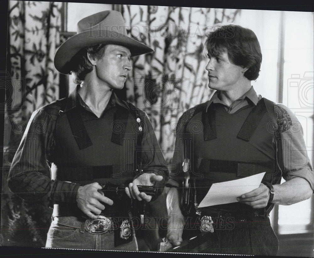 1987 Press Photo Actor Michael Beck and Michael Pare in &quot;Houston Knights&quot; - Historic Images