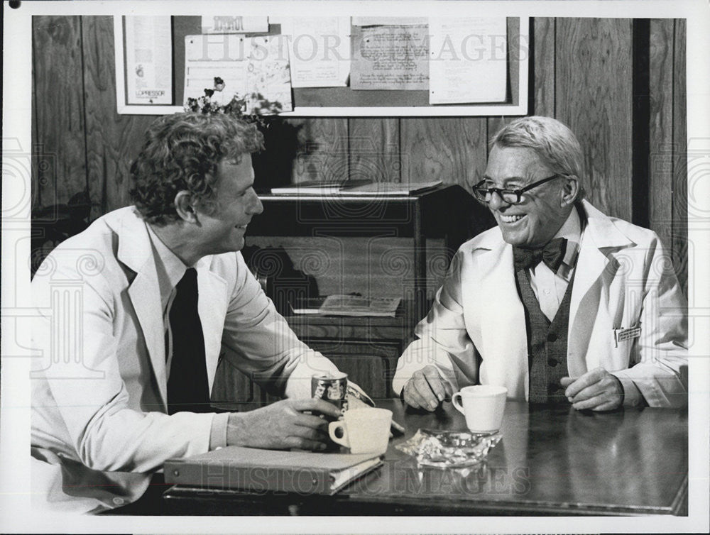 1980 Press Photo Actor Wayne Rogers and David Wayne in "House Calls" - Historic Images