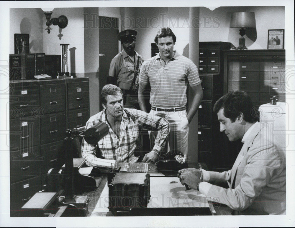 1982 Press Photo Lee Majors Doug Barr Eric Mason The Fall Guy Bail and Bond - Historic Images