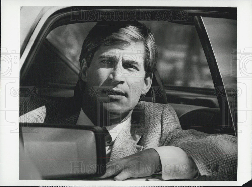 1985 Press Photo Actor Simon McCorkindale - Historic Images