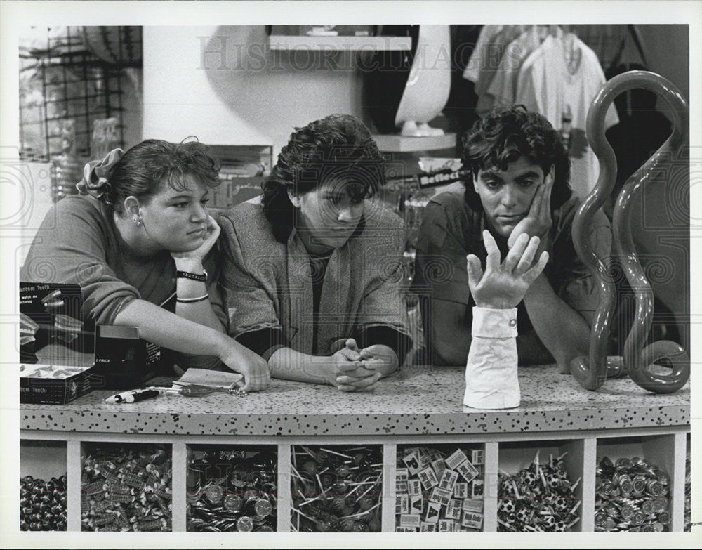 1986 Press Photo Mindy Cohn Nancy McKeon George Clooney Facts Of Life Comedy - Historic Images