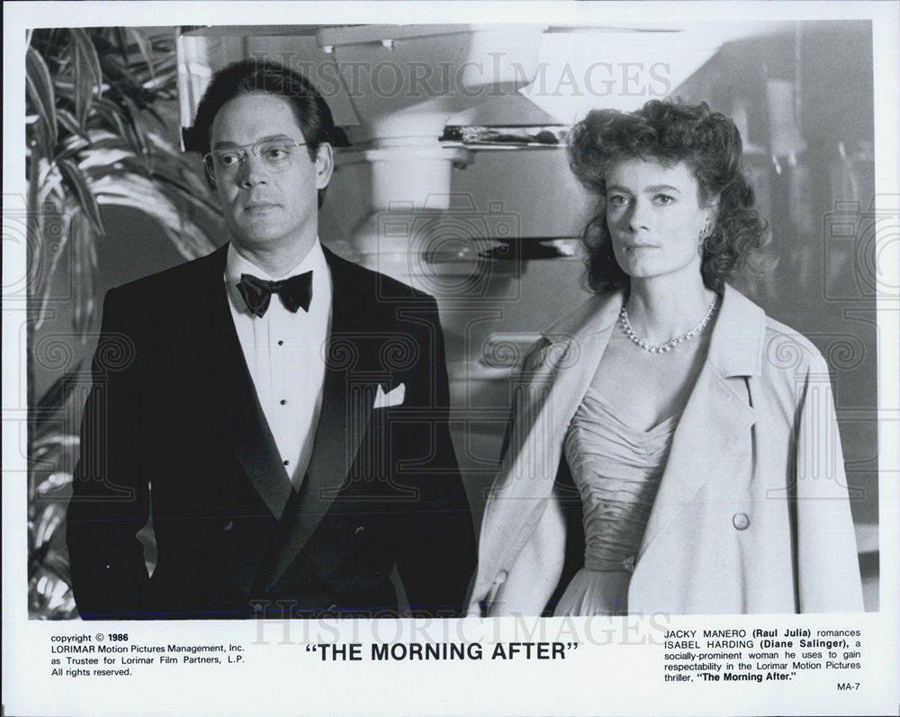 1989 Press Photo Raul Julia and Diane Salinger in &quot;The Morning After&quot; - Historic Images