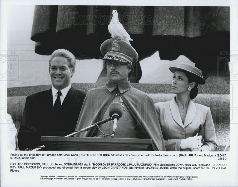 1988 Press Photo Actor Richard Dreyfuss, Raul Julia, and Sonia Braga - Historic Images