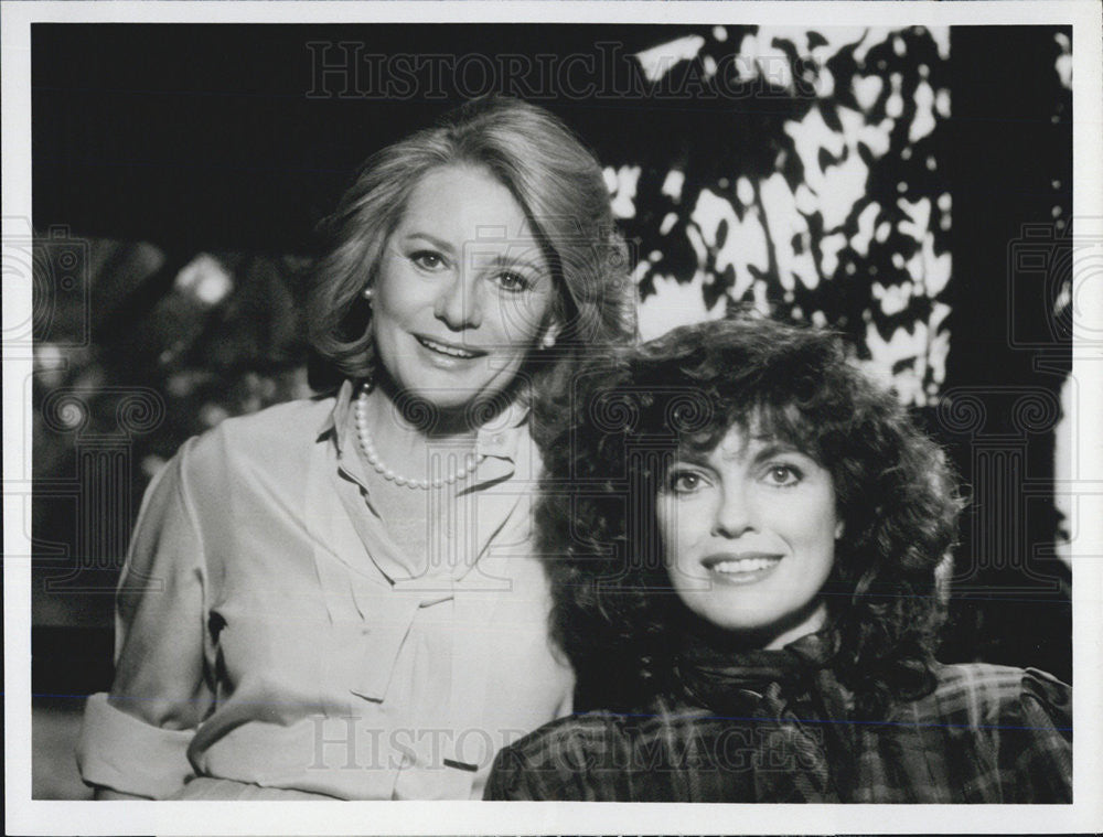 1981 Press Photo Barbara Walters and Linda Grey on &quot;The Barbara Walters Special&quot; - Historic Images