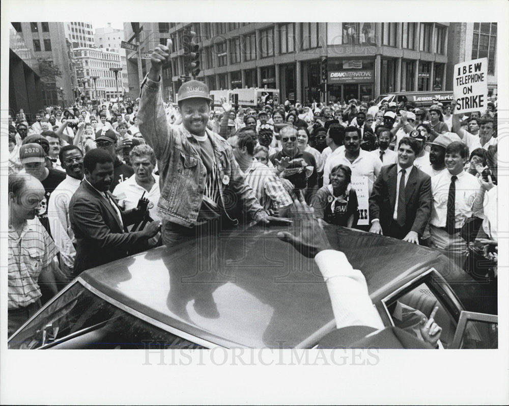 1989 Press Photo Rev. Jesse Jackson gives the thumbs up - Historic Images