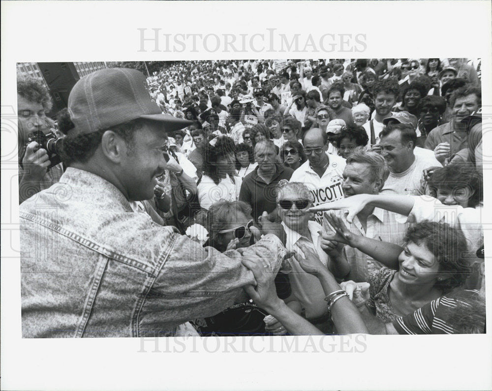 1989 Press Photo Rev. Jesse Jackson reaches out to crowd after Rally - Historic Images