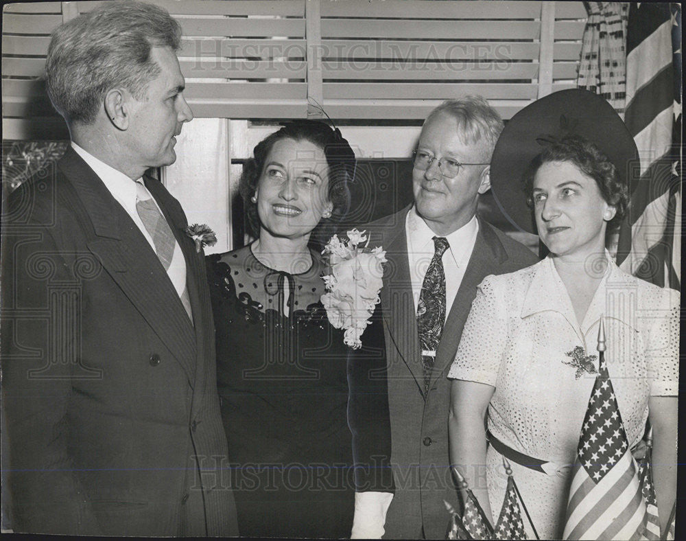 1942 Press Photo Gov &amp; Mrs Holland, Mayor &amp; Mrs Mcuthens sharing a smile together - Historic Images