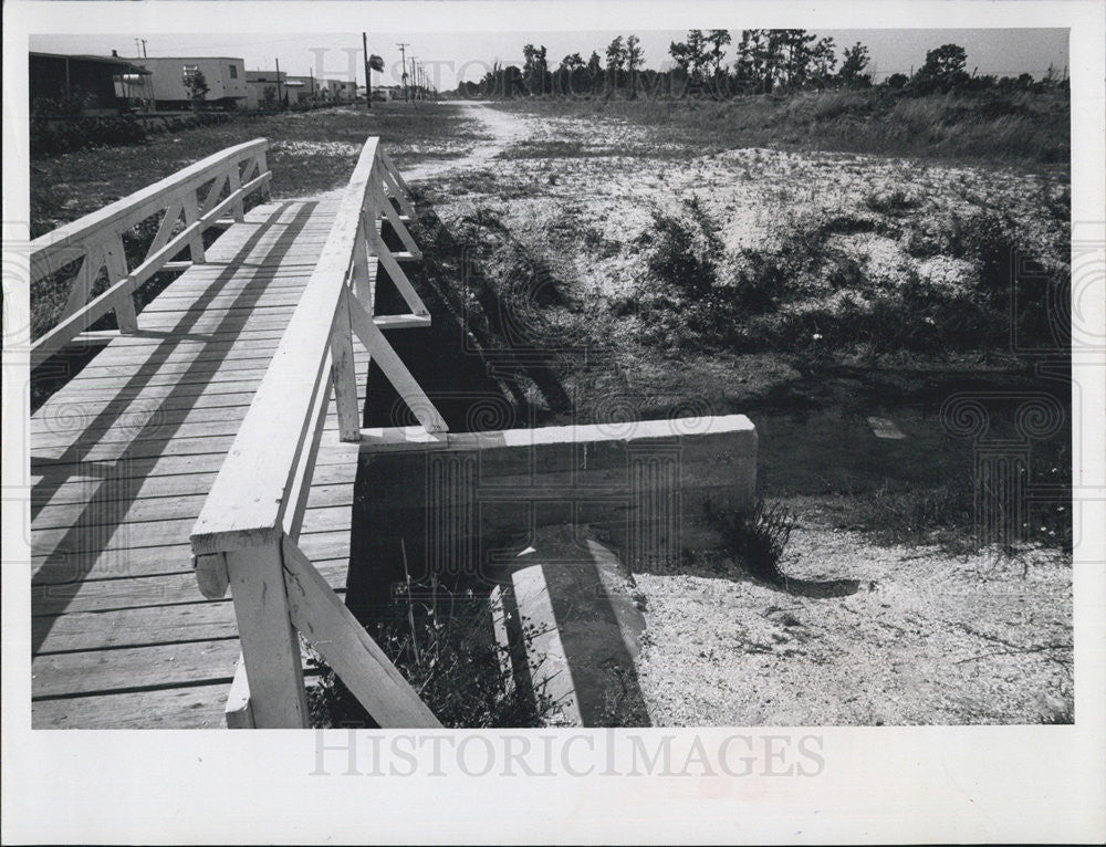 1964 Press Photo Intersection of 1st st &amp; 74th Ave North footbridge across canal - Historic Images