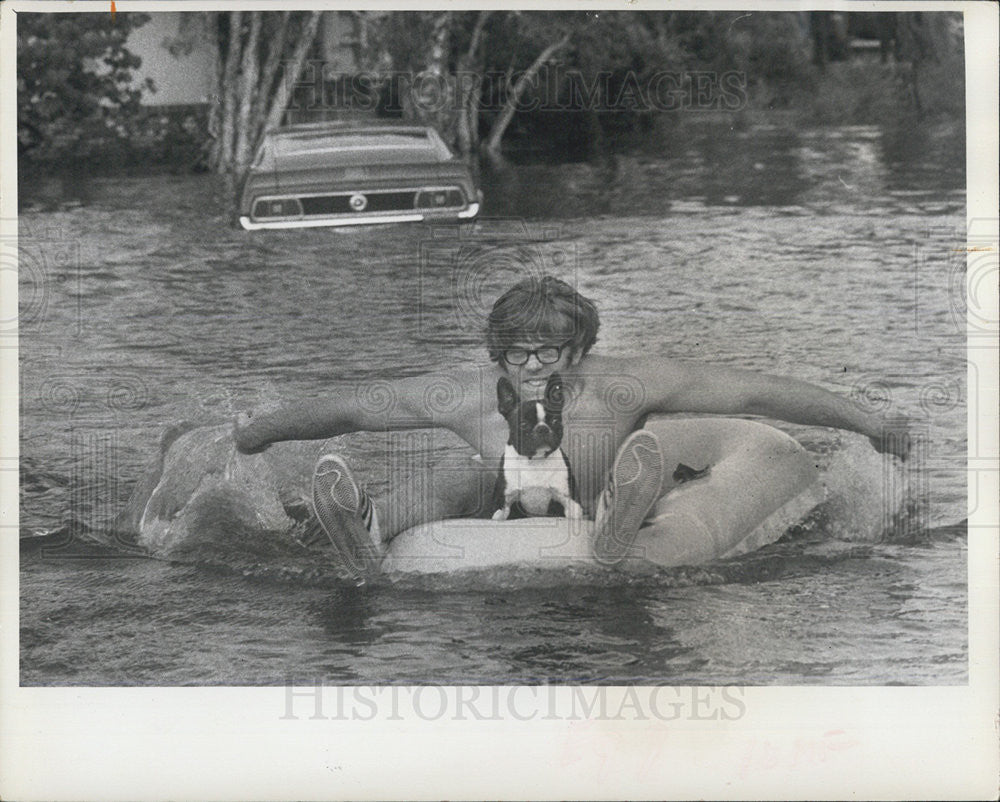 1972 Press Photo Don Winters& his dog on a raft after the floods hit their area - Historic Images