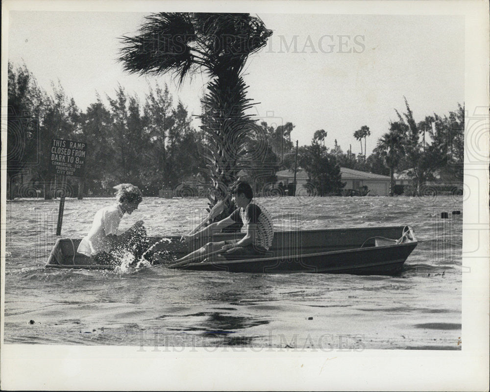 1972 Press Photo two survivors on a boat of the aftermath of hurricane Agnes - Historic Images