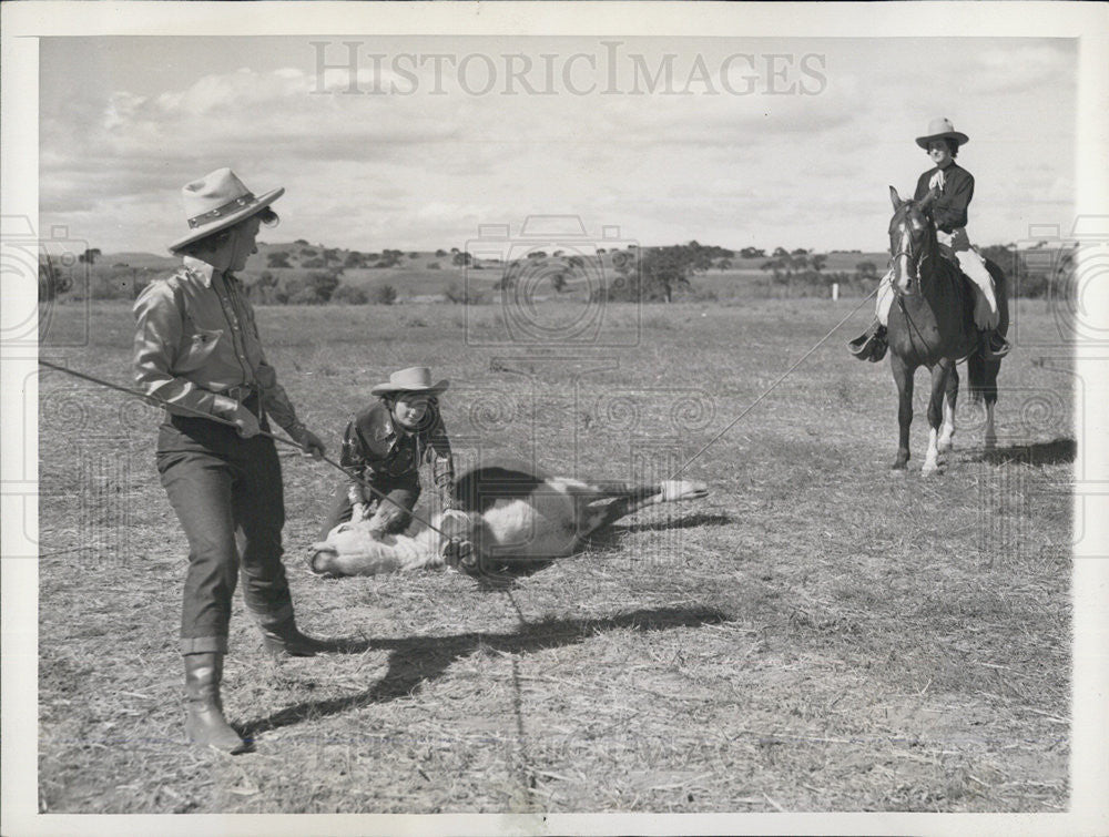 1939 Press Photo Bobbie Ellis Margaret Parks And Mrs. John Mahoney Rope Calf - Historic Images