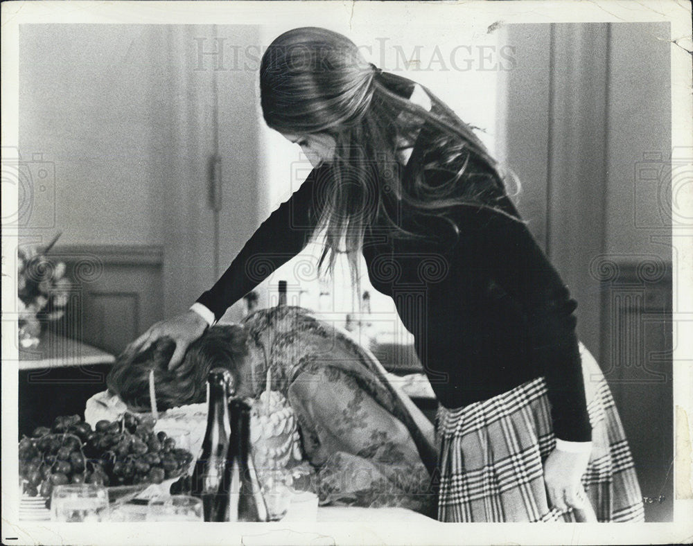 1972 Press Photo Up The Sandbox Film Barbra Streisand Mother&#39;s Face Into Cake - Historic Images