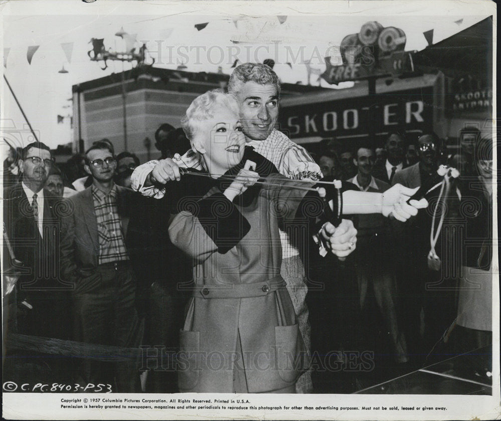 1957 Press Photo Actors Kim Novak Jeff Chandler Columbia Pictures Jeanne Eagles - Historic Images