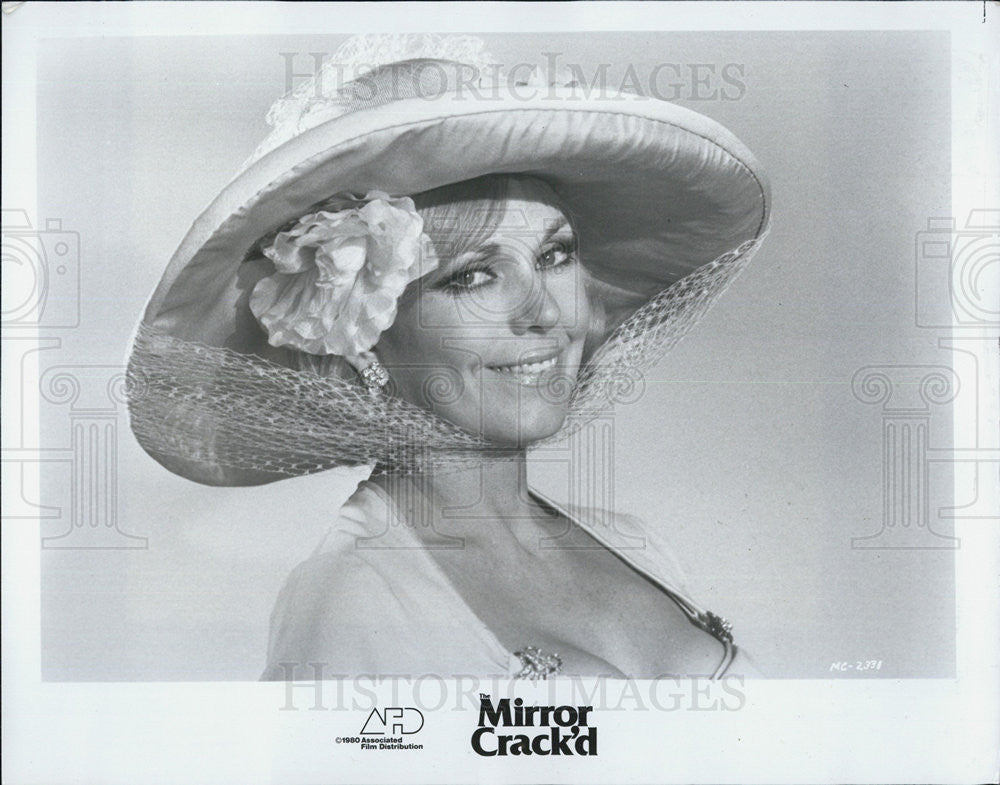 1980 Press Photo Kim Novak,actress in Mirror Crack&#39;d - Historic Images