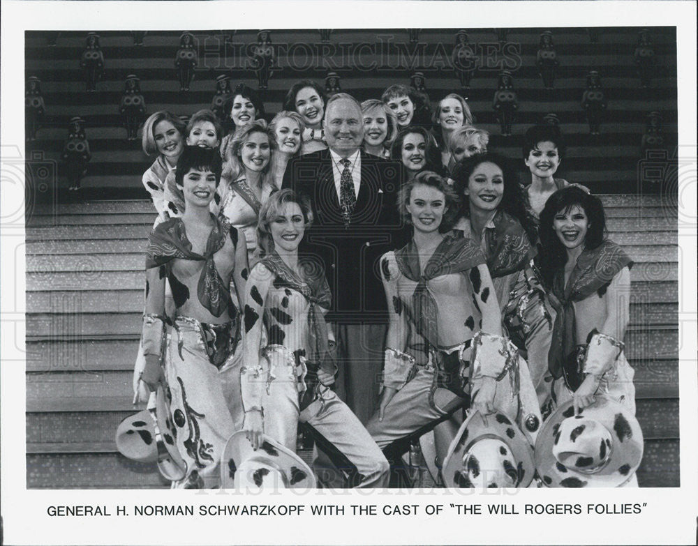 Press Photo Gen H Norman Schwarzkopf with cast of The Will Rogers Follies - Historic Images