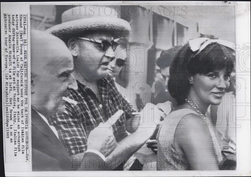 1963 Press Photo Gov Edmund (Pat) Brown Autographs for Antonella Lualdi-Venice - Historic Images