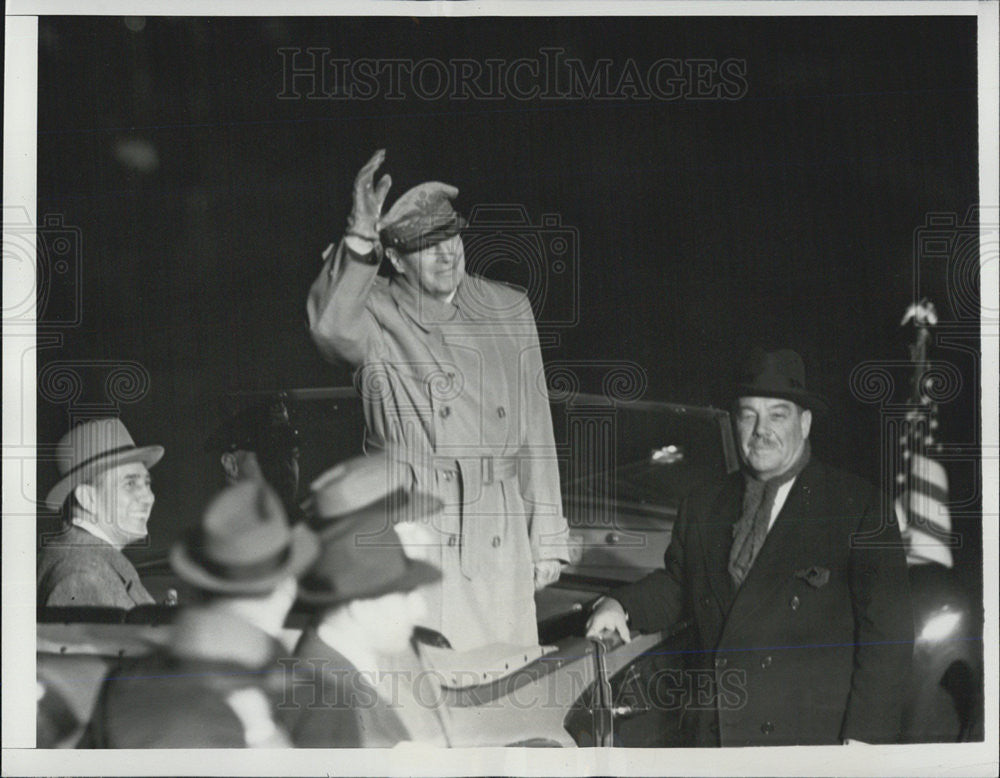 1951 Press Photo Gen. Douglas McAuthur Comes Home to Large Welcome at NY Airport - Historic Images